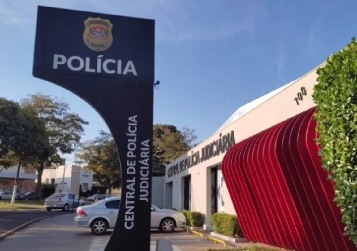Ela foi auxiliada por pessoas que estavam nas proximidades durante o crime, mas não sobreviveu aos ferimentos