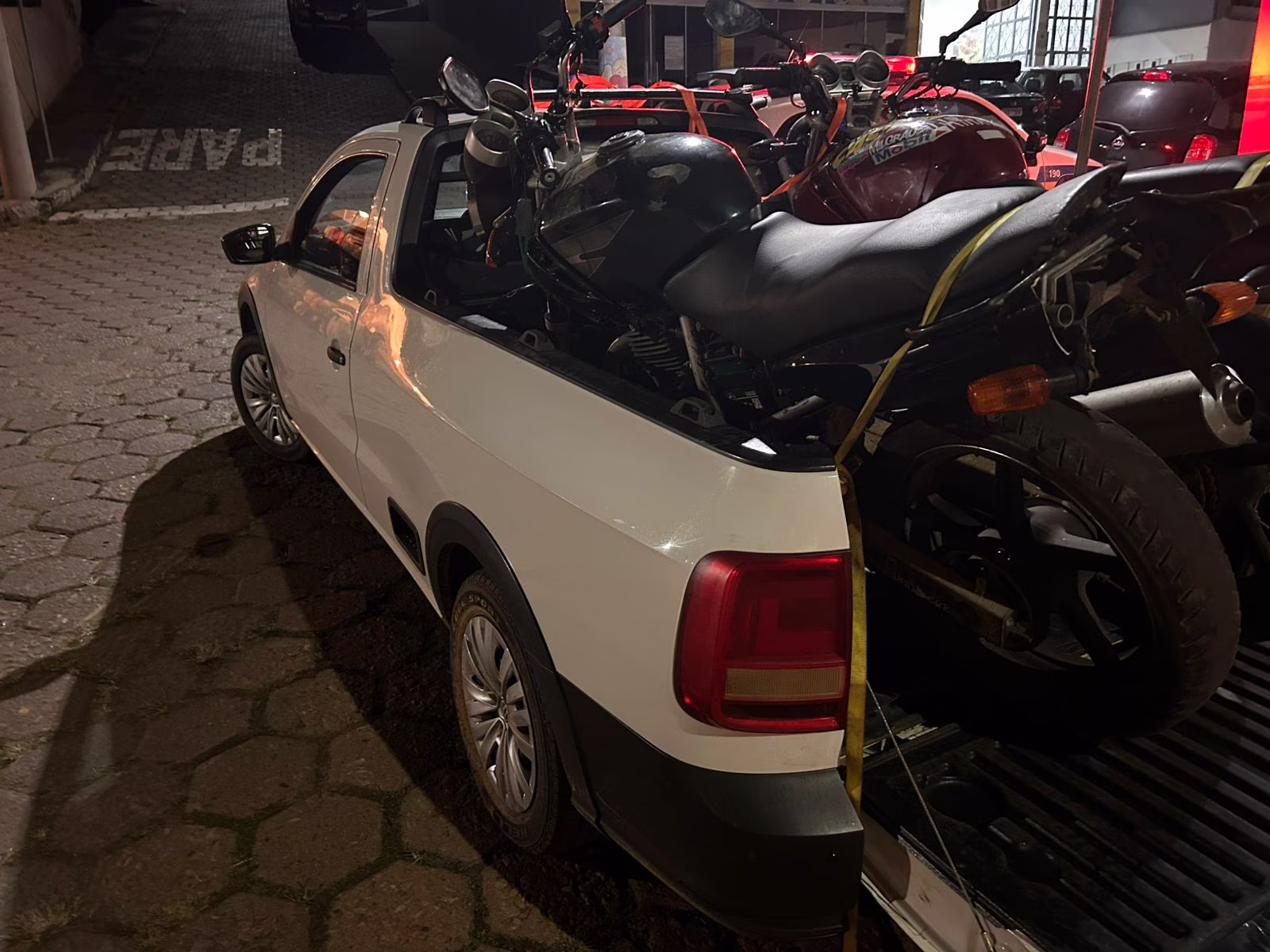 Além da droga, foram confiscados dois celulares e a motocicleta empregada na ação