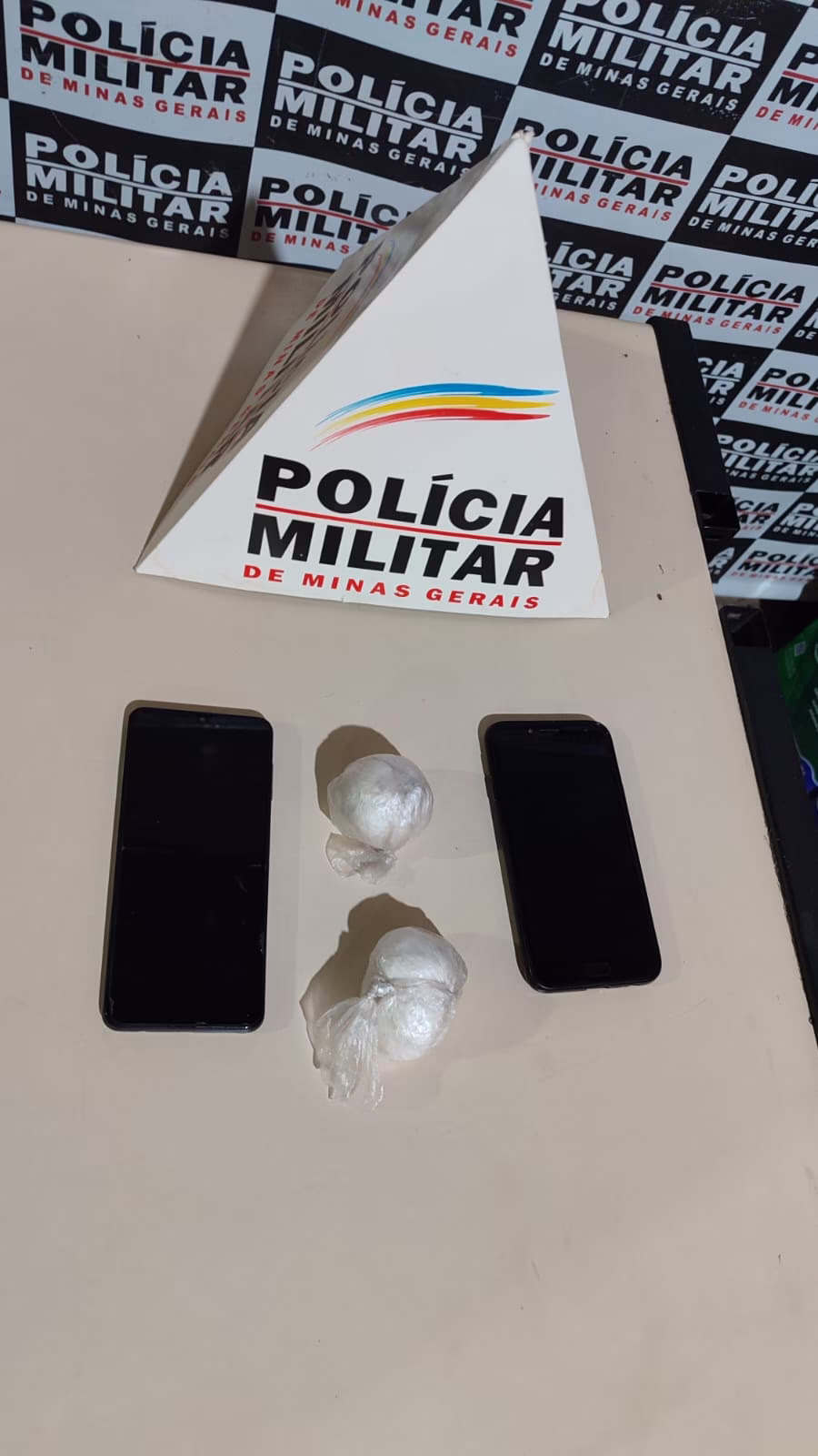 Dois celulares e a motocicleta empregada na ação, além da droga, também foram confiscados