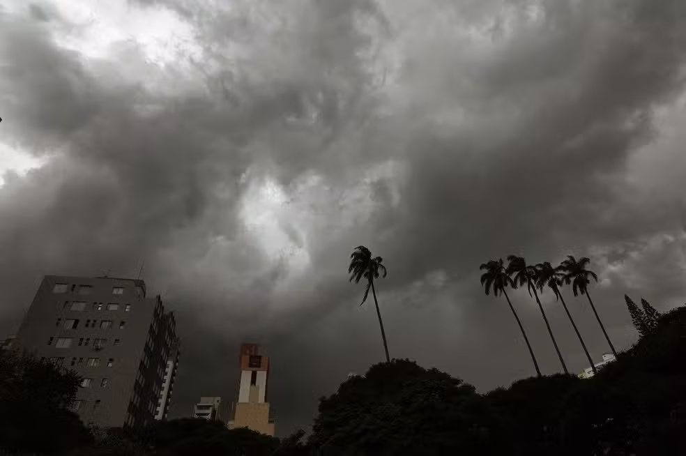 As cidades podem ter acumulados de chuva de até 50 milímetros, além de ventos intensos