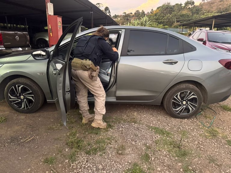 A verificação no sistema indicou que o veículo constava como roubado tanto no Sistema SINAL/PRF quanto em um boletim da Polícia Civil