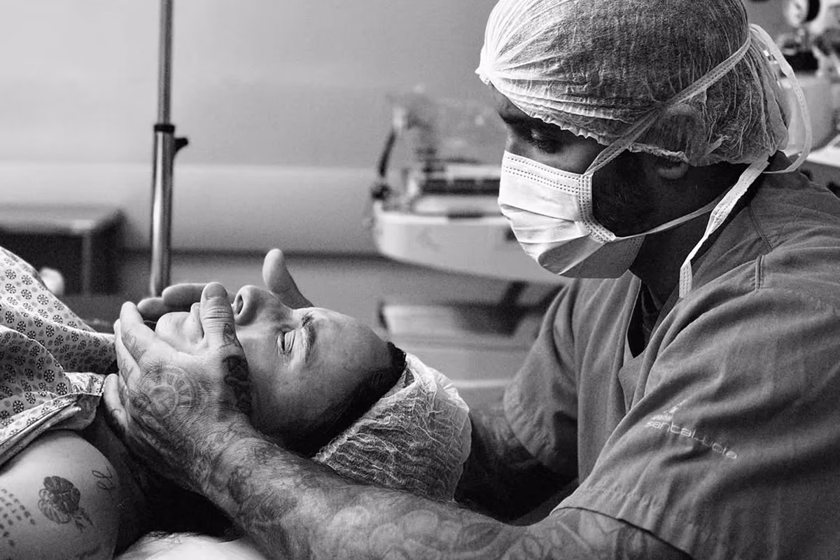 André Coelho apoia a esposa durante o parto prematuro