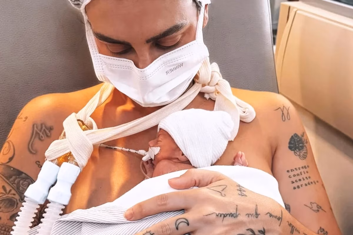 Influenciadora compartilha a angústia pela perda do filho Túlio em um parto de emergência; Theo, seu irmão gêmeo, permanece internado na UTI neonatal