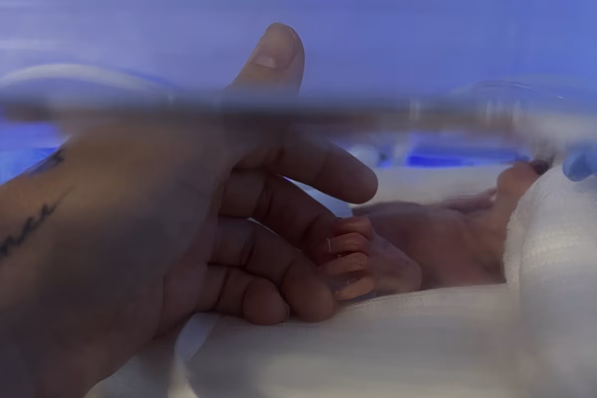 Clara Maia está ao lado de Theo na UTI