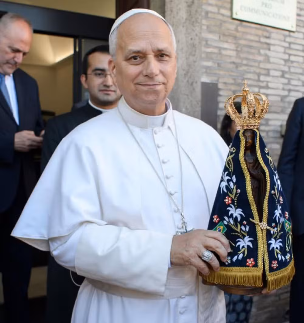 Papa Leão XIV ao lado da imagem de Nossa Senhora Aparecida