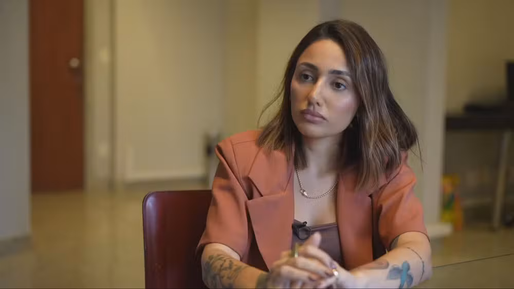 Imagem da cabeleireira Larissa Nery, de 29 anos, está sendo exibida na Índia