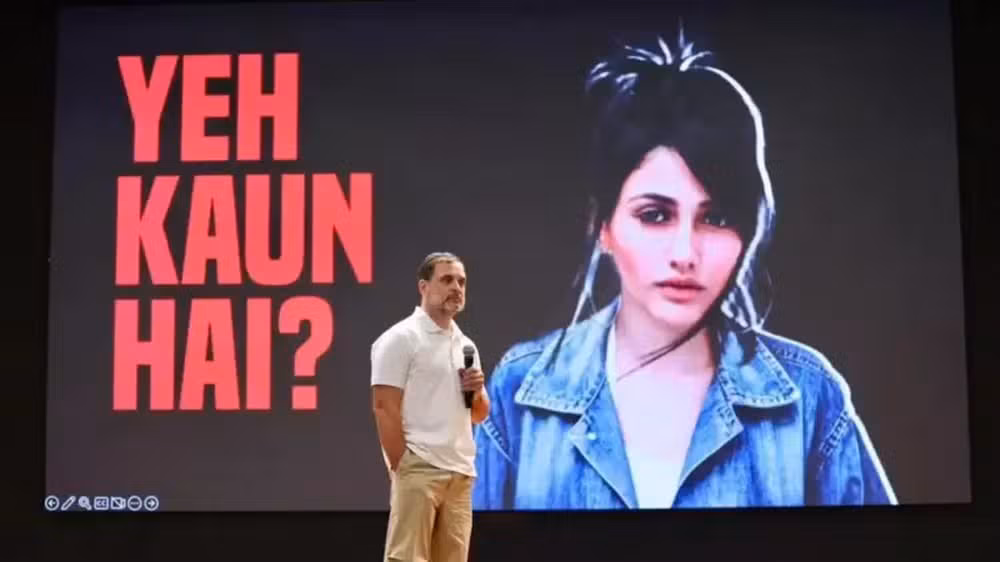 Imagem de Larissa Nery foi exibida durante uma coletiva de imprensa do político opositor indiano Rahul Gandhi, que apresenta acusações de irregularidades nas eleições