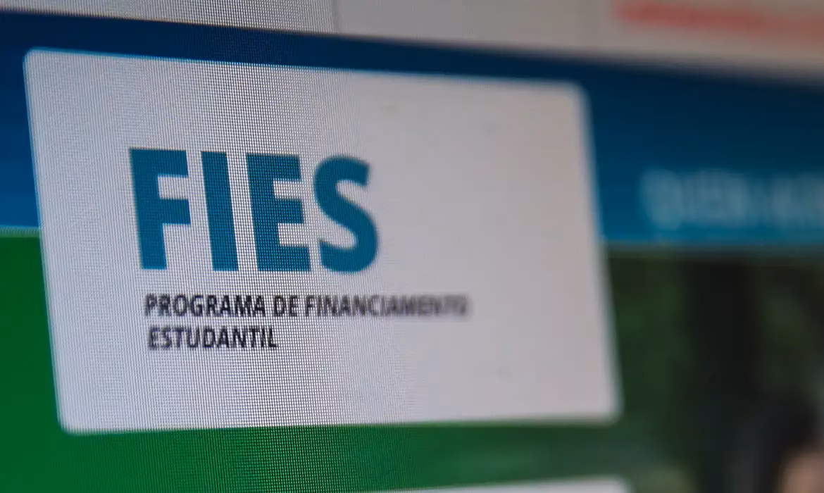 Comissão da Câmara irá discutir projeto que oferece descontos para os alunos em dia com o Fies