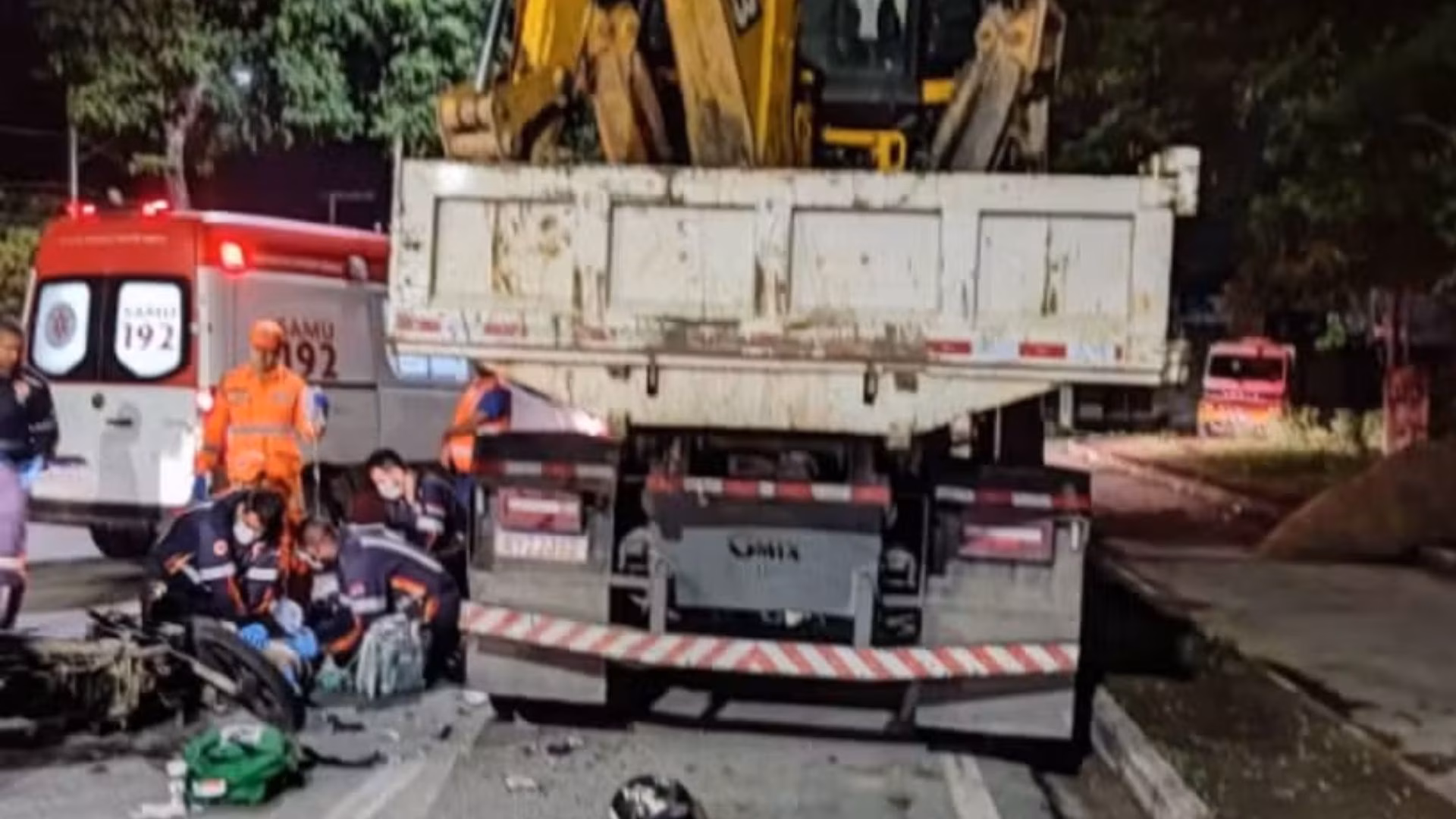 A moto foi transportada por um guincho para um pátio autorizado, enquanto os objetos pessoais da vítima, como carteira, celular e cartão bancário, foram encaminhados à Delegacia.