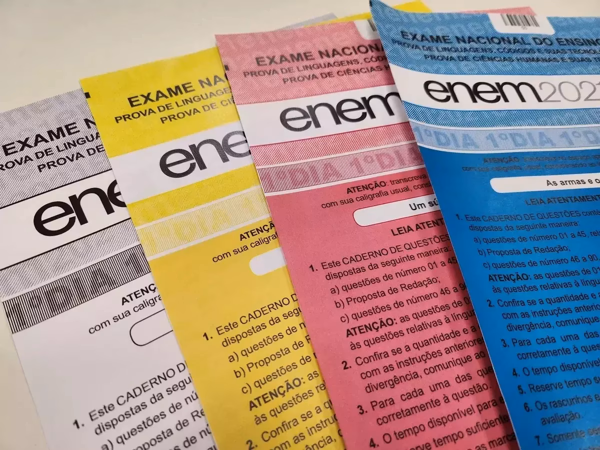 Cientista reconhecida no exame motiva alunos com mensagens sobre comprometimento com a ciência e busca pelo conhecimento, preservando a tradição de destacar figuras científicas nas avaliações