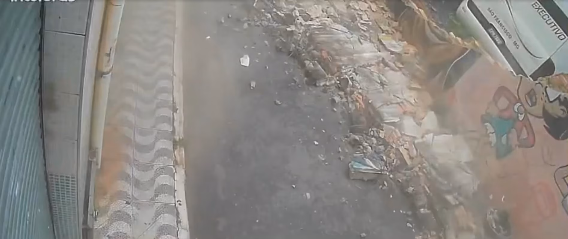 O muro caiu e tirou a vida de 3 pedestres que estavam passando pelo local