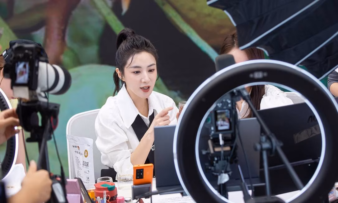 As normas vão além dos criadores individuais, exigindo que as plataformas instruam os usuários sobre suas obrigações ao disseminar conteúdo.