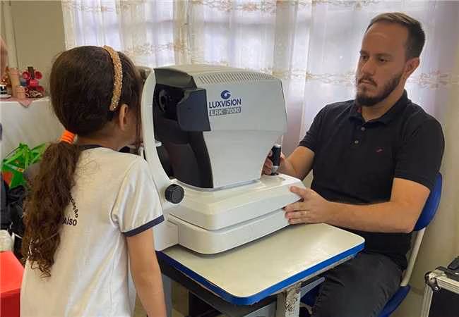 Dois cachorros brincando no parque em um lindo dia de sol.