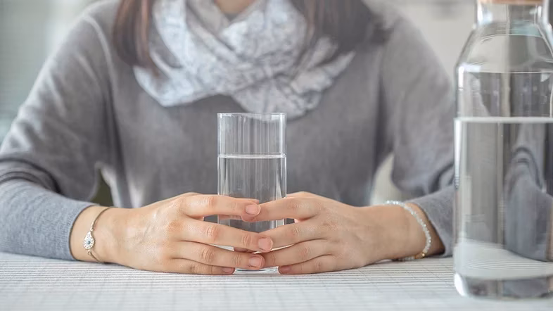 Cientistas alertam que abstinência de água por 21 dias não extermina células cancerígenas e pode causar sérios riscos à saúde