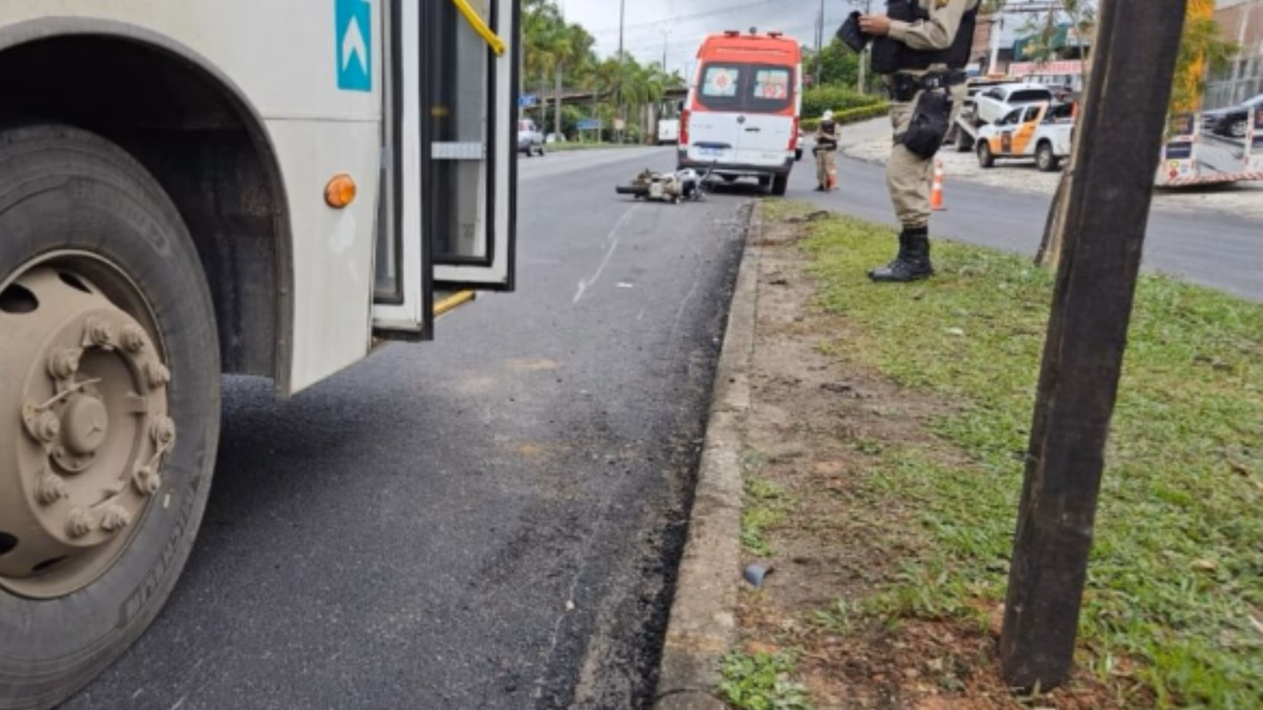 O motociclista apresentou ferimentos e indícios de traumatismo craniano, sendo levado ao Hospital Márcio Cunha para avaliação médica