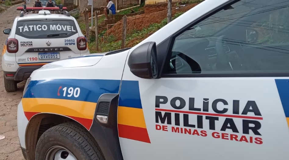 O jovem chamou a atenção dos agentes da lei devido a um comportamento considerado suspeito em uma área reconhecida pelo elevado tráfico de drogas