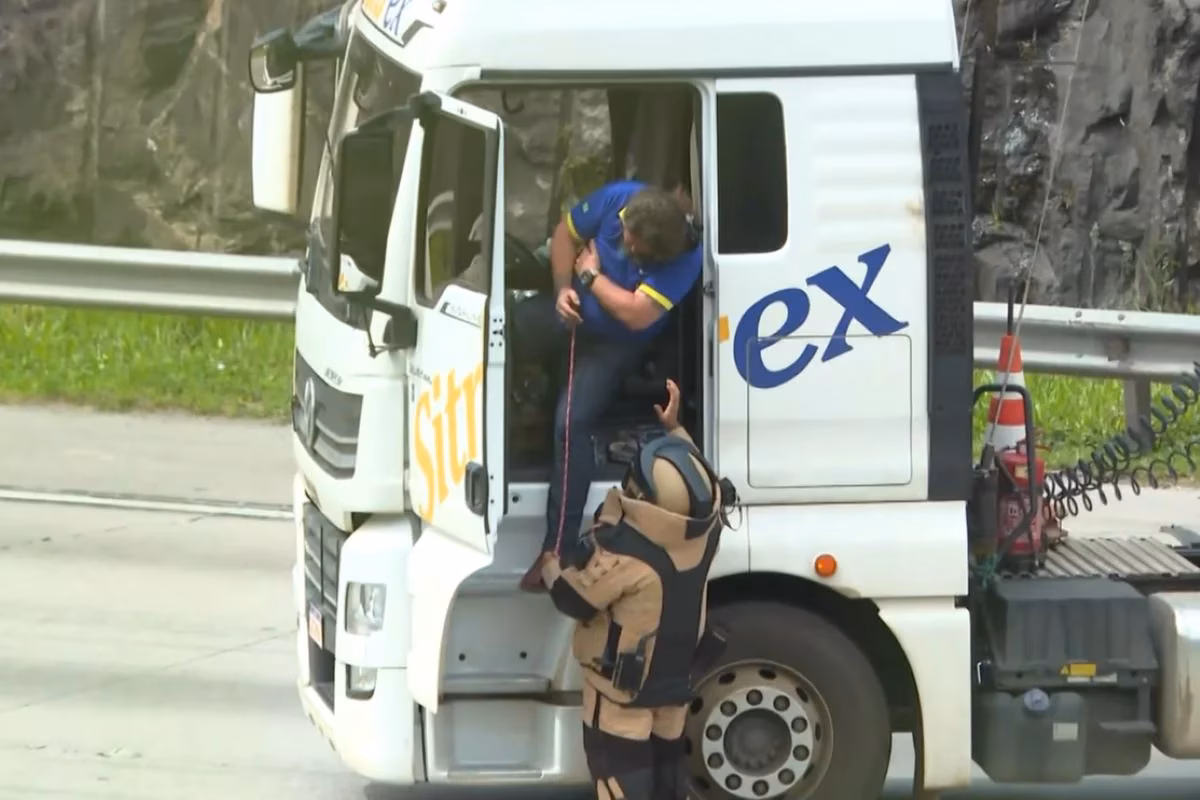 Ele passou cerca de 4 horas aparentemente preso a explosivos