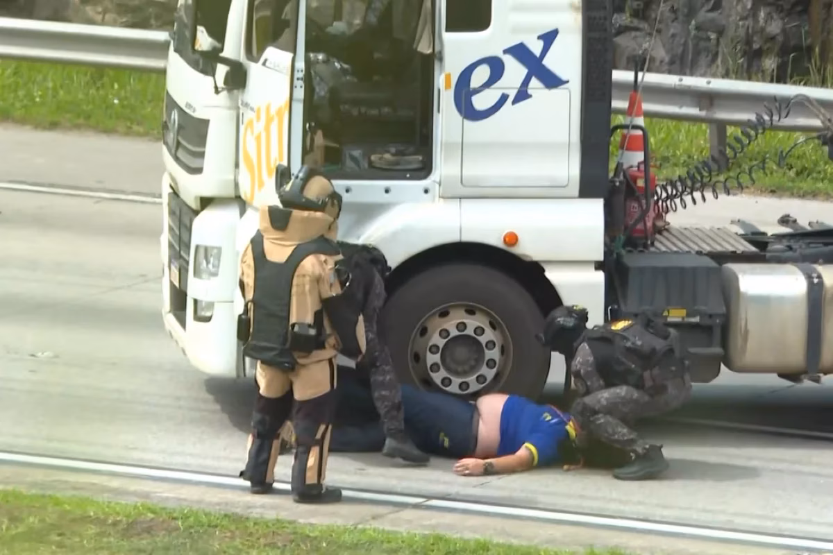 De acordo com a Agência de Transporte do Estado de São Paulo (Artesp), três homens escaparam após forçarem o motorista a estacionar o carro na posição transversal na rodovia, em Itapecerica da Serra, na grande São Paulo