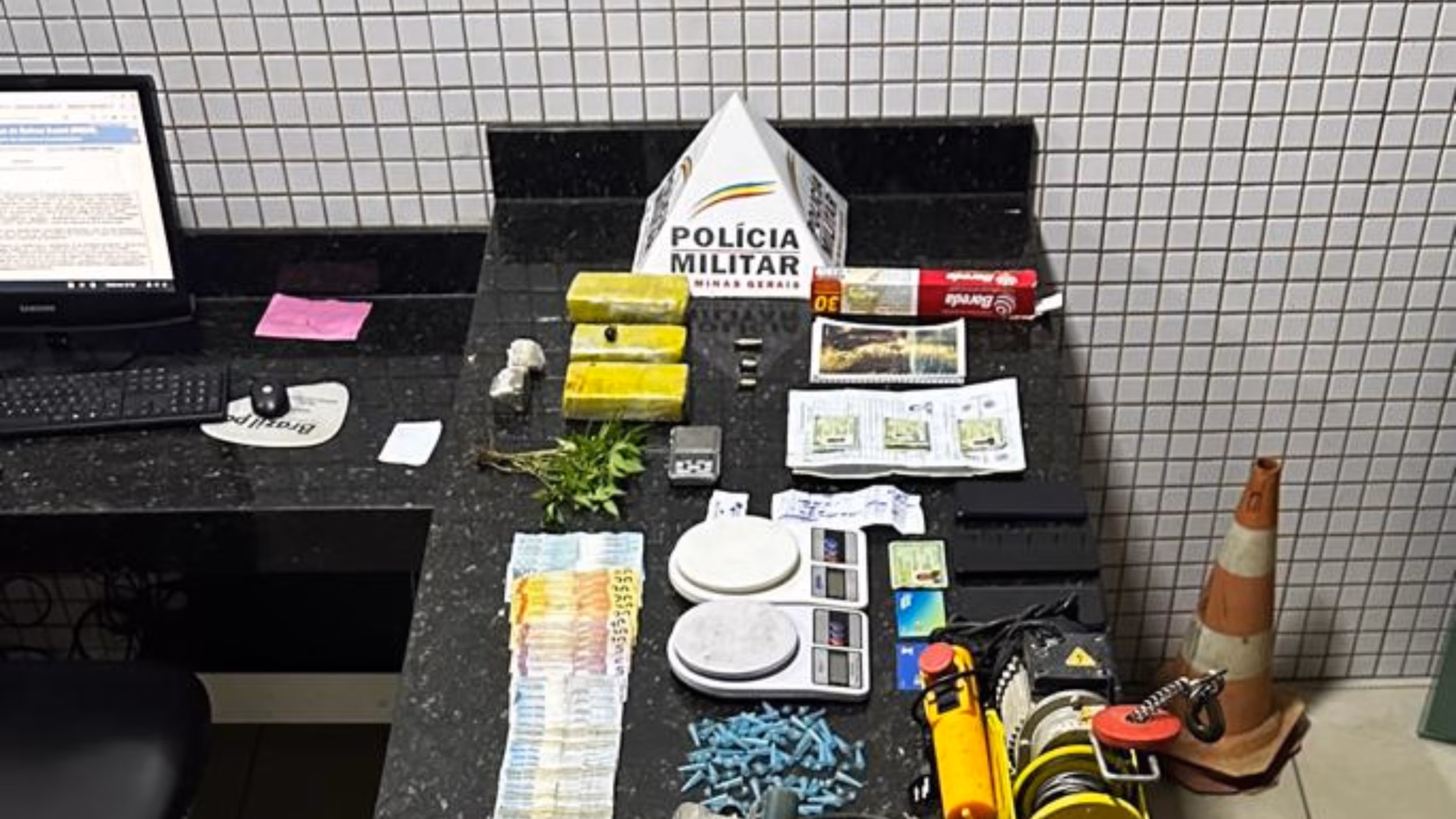 o homem tentou se refugiar em sua residência, mas foi alcançado e capturado pelos militares