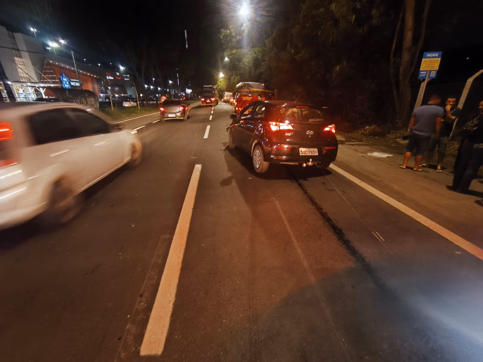 A menina cantava muito bein na apresentaçaõ. Ela emocionou a todos com a sua voz poderosa e cheia de sentimento.