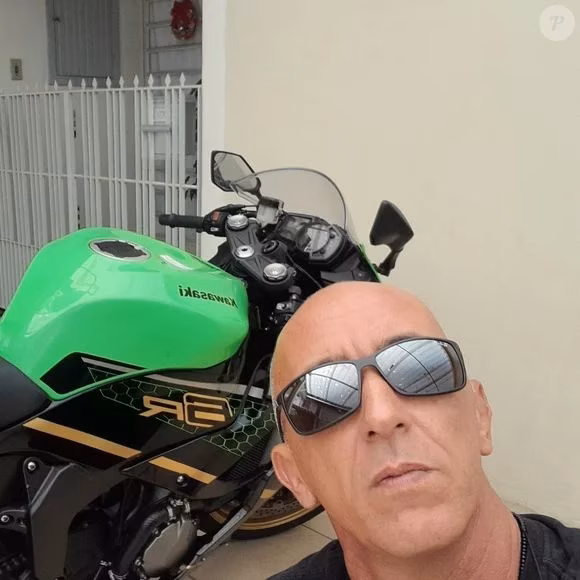 Nas suas redes sociais, frequentemente publica fotos com sua motocicleta