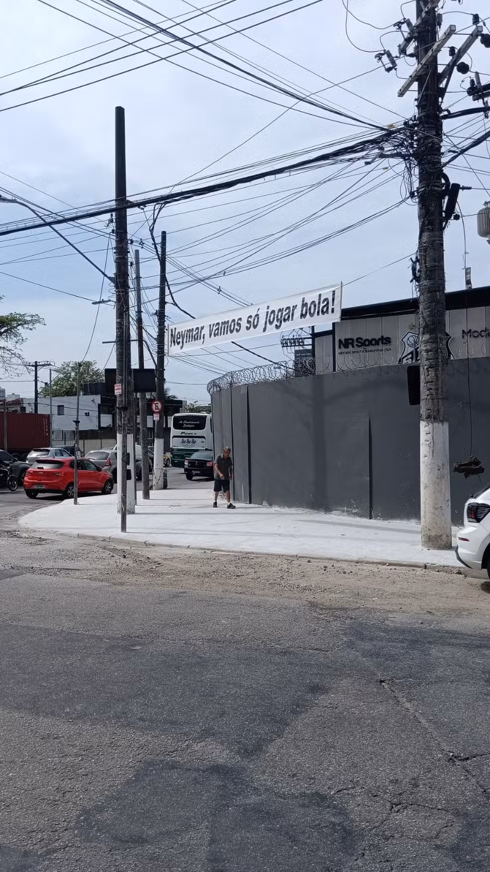 Faixa exigindo pagamento a Neymar é fixada nas proximidades do CT do Santos