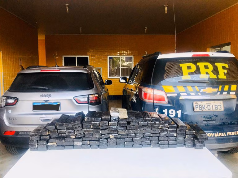 As placas fraudulentas eram de um automóvel de Datas (MG), cujos documentos indicavam que a proprietária estava recebendo infrações relacionadas ao carro furtado