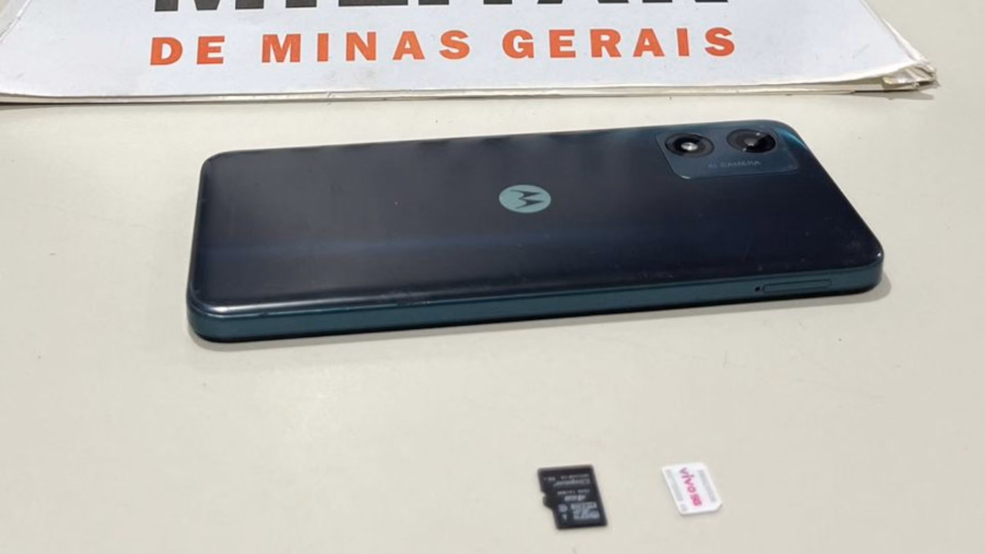 Depois de reunir informações com a vítima, uma mulher de 61 anos, e examinar as gravações das câmeras de segurança da área, foi possível reconhecer o responsável pelo furto