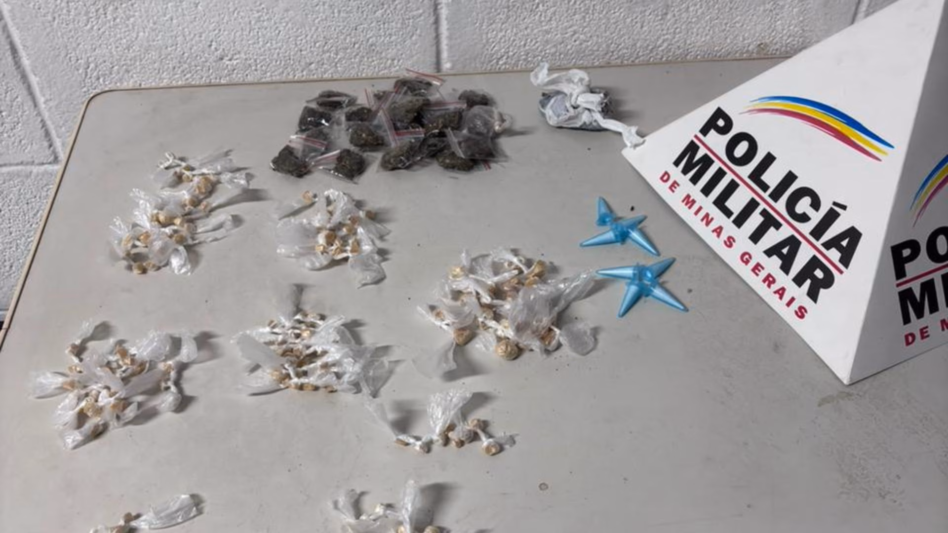 As autoridades confiscam 210 pedras de crack, 20 porções de maconha, 1 pequeno bloco de maconha e 8 pinos de cocaína