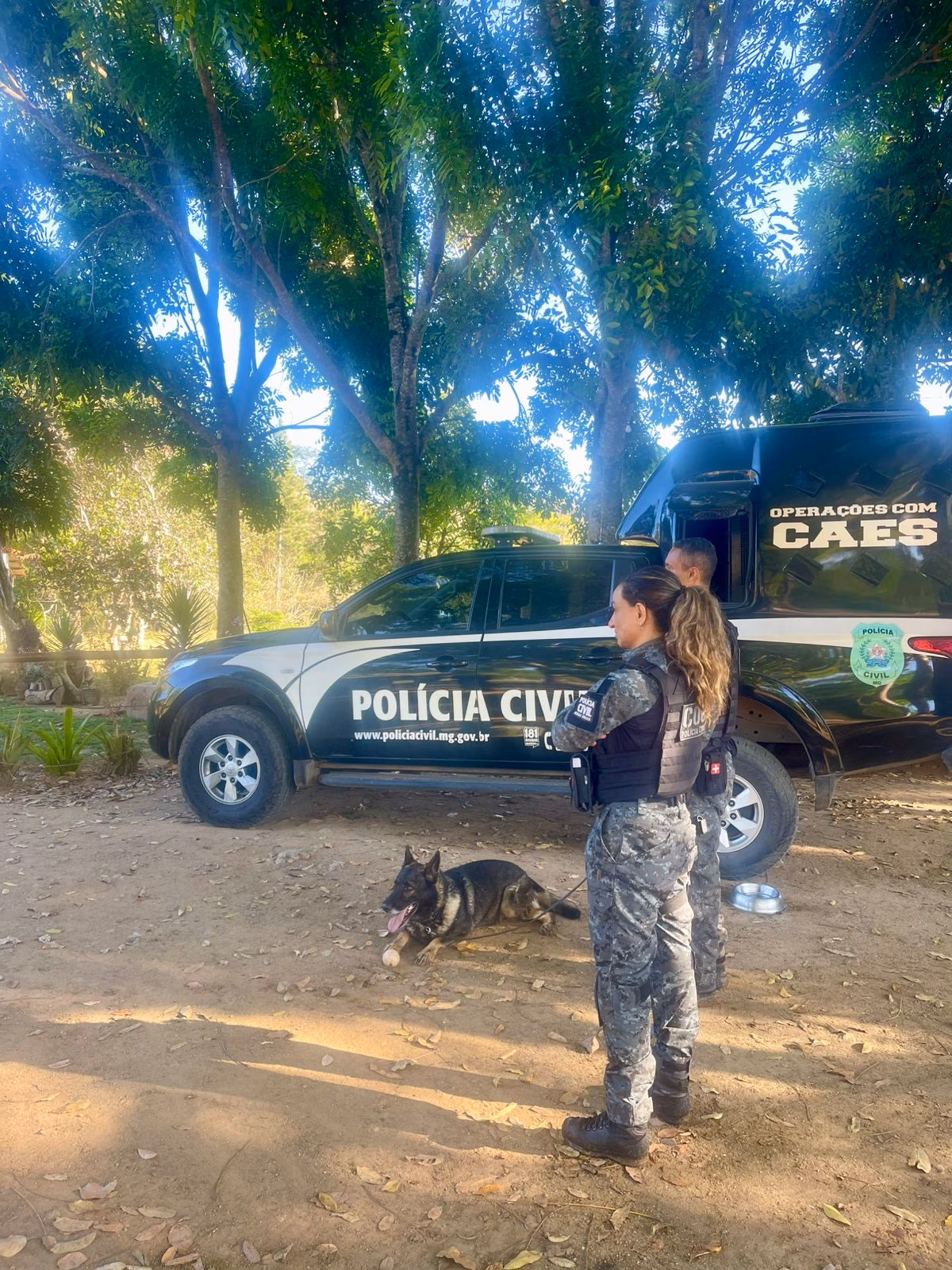 A ação teve início nas primeiras horas da manhã, envolvendo cerca de 100 agentes, com o suporte do Canil, de uma aeronave e da CORE, a elite da corporação