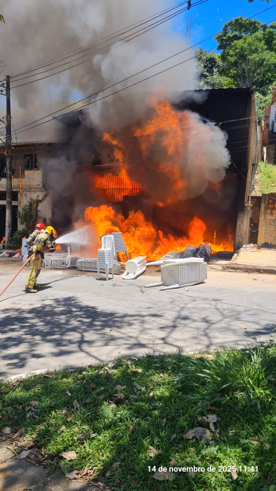 A exposição de arte contém obras peculiares, que despertam a curiosidade do público e provocam reflexões sobre a sociedade contemporânea.