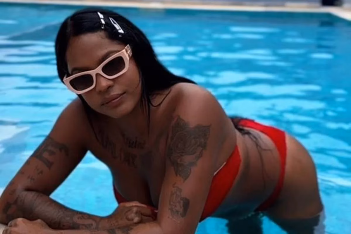 Influenciadora enfrentou acusações de ser a autora intelectual do crime; a vítima conseguiu sobreviver aos golpes de faca. O incidente aconteceu em Goiânia