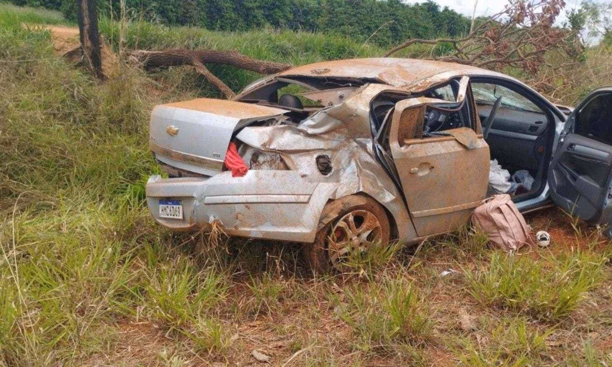 A colisão causou a morte de um casal de jovens com cerca de 20 anos