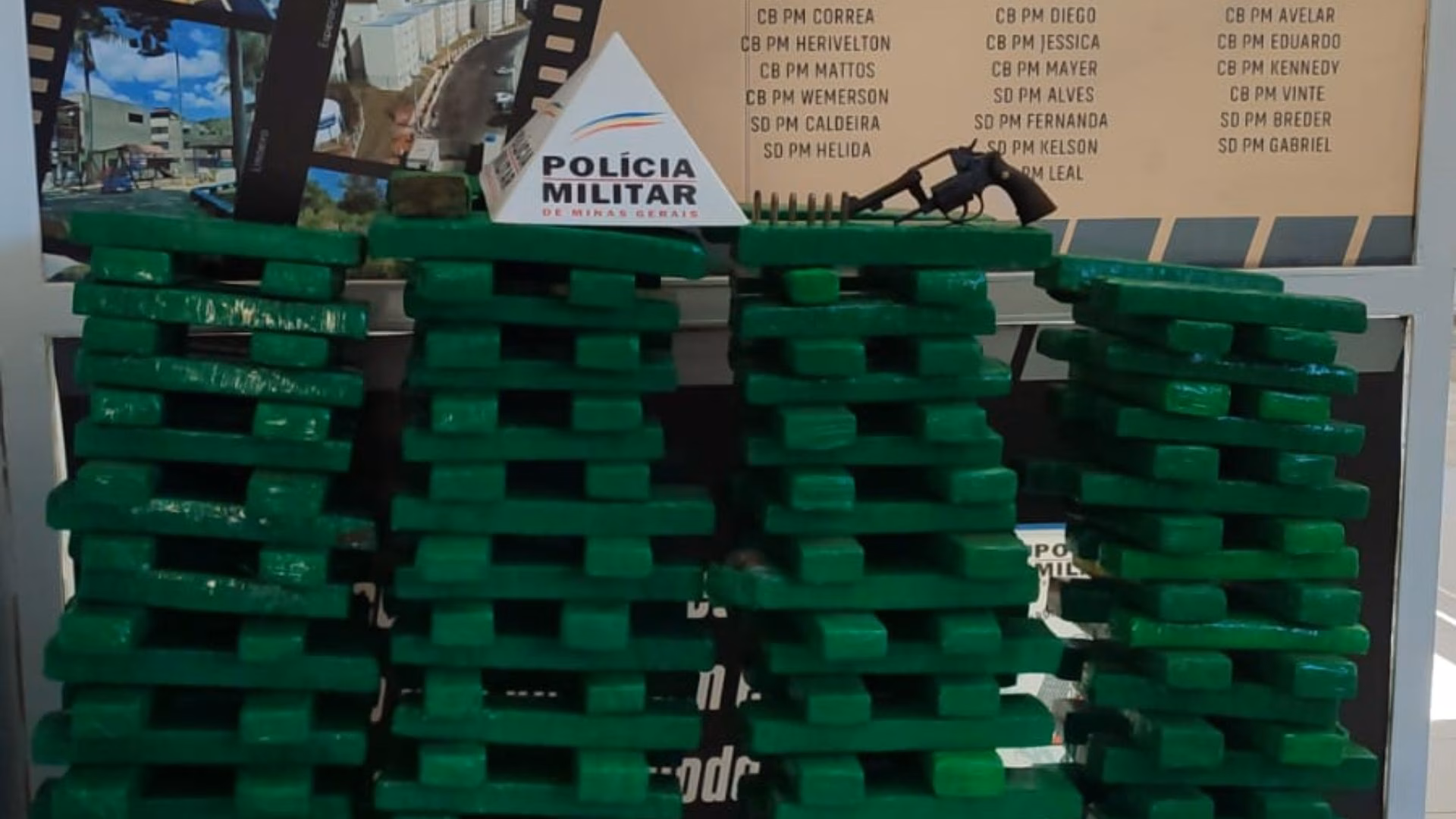 As forças de segurança estabeleceram um bloqueio na região do Horto e tentaram interceptar o motorista, que desobedeceu à ordem de parada e escapuliu em direção à Estação Ferroviária, ignorando o cerco policial