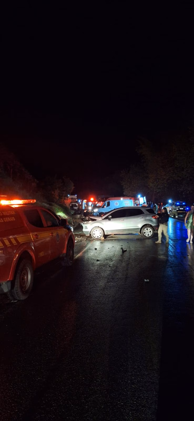 No local, as equipes atenderam as pessoas que estavam nos automóveis afetados pelo acidente