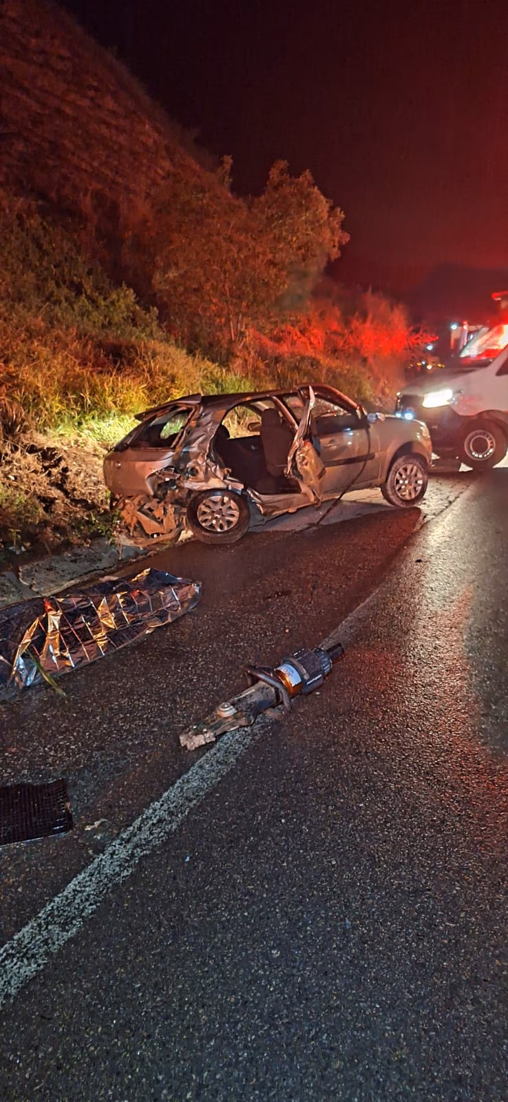 As equipes no local forneceram assistência às pessoas feridas nos carros que participaram do acidente