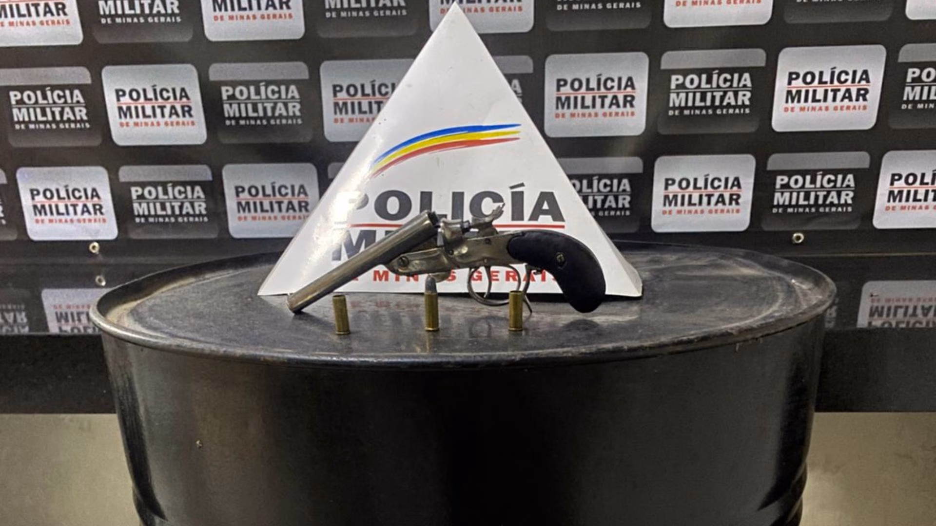 Na abordagem, os agentes realizaram uma busca pessoal e localizaram uma garrucha calibre .32 na pochete do homem. Foram confiscadas ainda duas munições deflagradas e uma intacta, todas do mesmo calibre