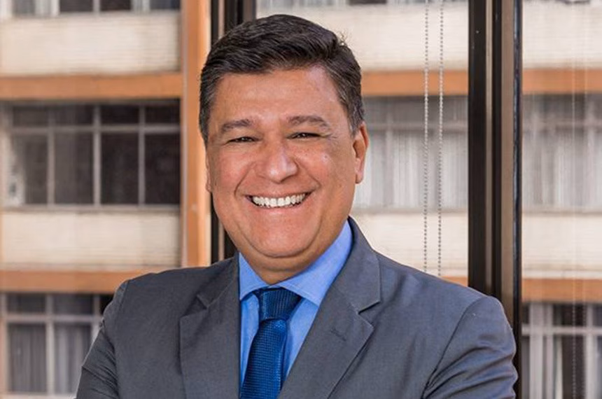 O senador Carlos Viana, presidente da CPMI do INSS, declara que o suporte político manteve um esquema que perdurou por três administrações e envolveu parlamentares de 17 estados