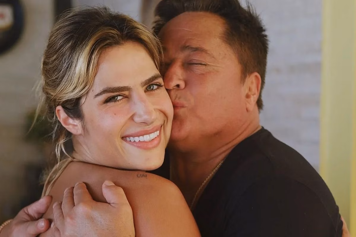 Jéssica Costa ao lado de Leonardo