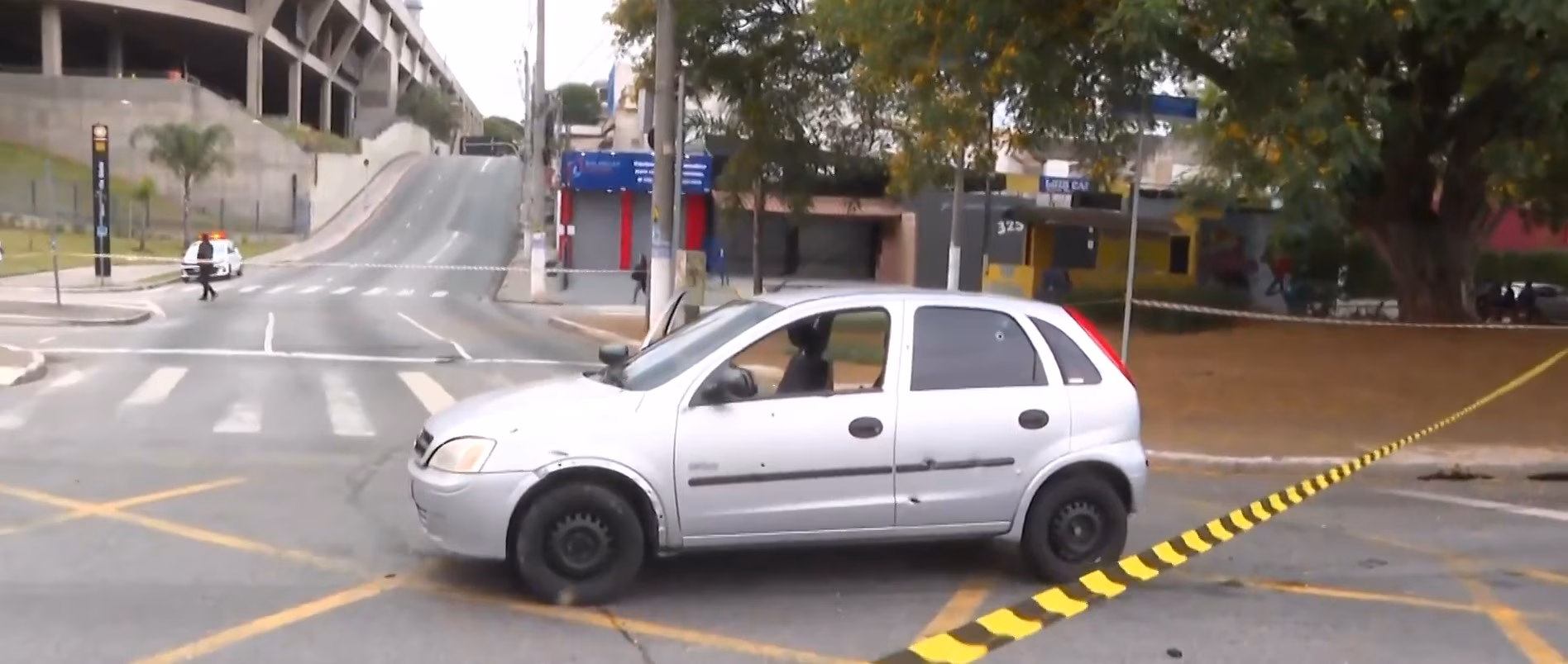 Durante um patrulhamento na região, policiais militares ordenaram que um carro com quatro suspeitos parasse. Ao serem abordados, o motorista apontou uma arma para os policiais, que reagiram disparando contra o veículo