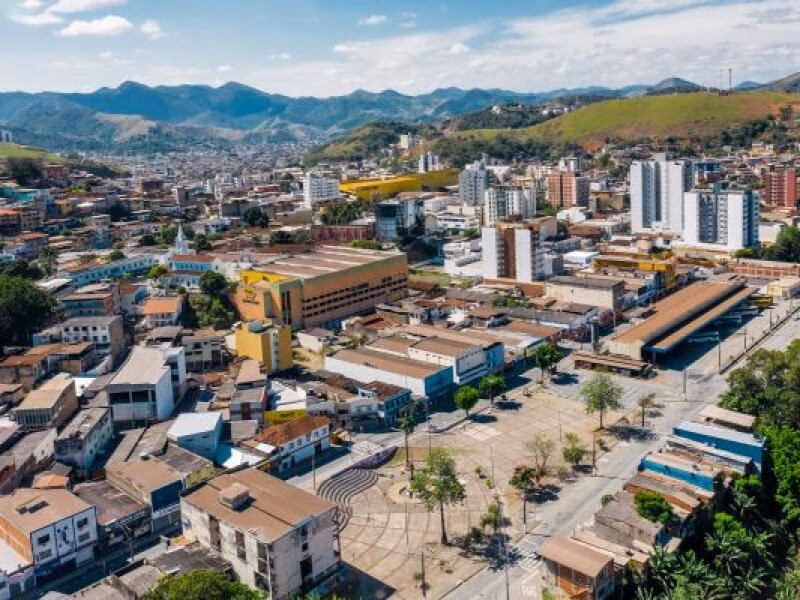 Após isso, os suspeitos escaparam pela Avenida Presidente Tancredo de Almeida Neves, trafegando na direção oposta.