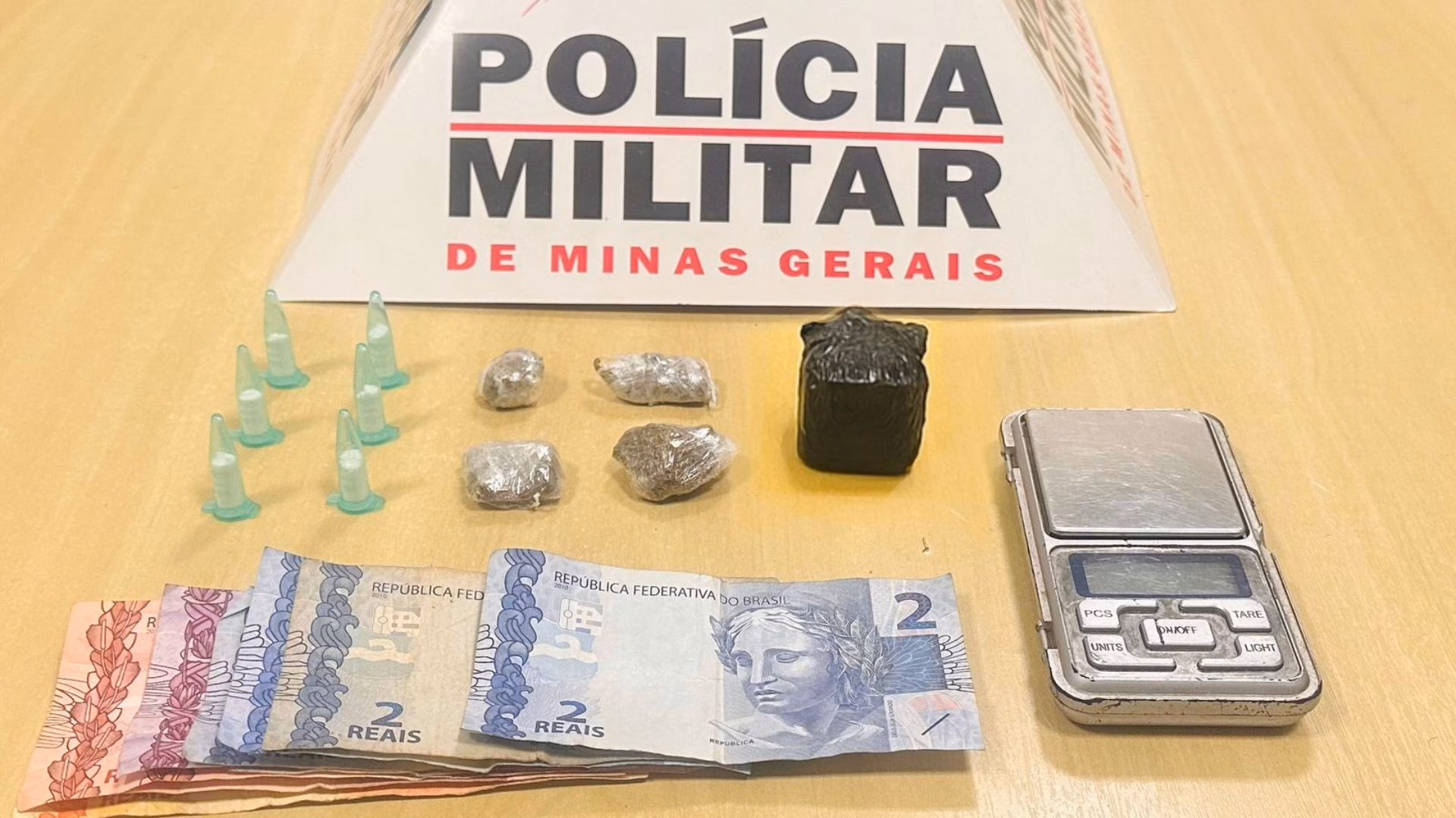 Dentro do estabelecimento, o homem foi encontrado no banheiro enquanto tentava dar descarga. Com ele, estava a quantia de R$ 53,00 em dinheiro