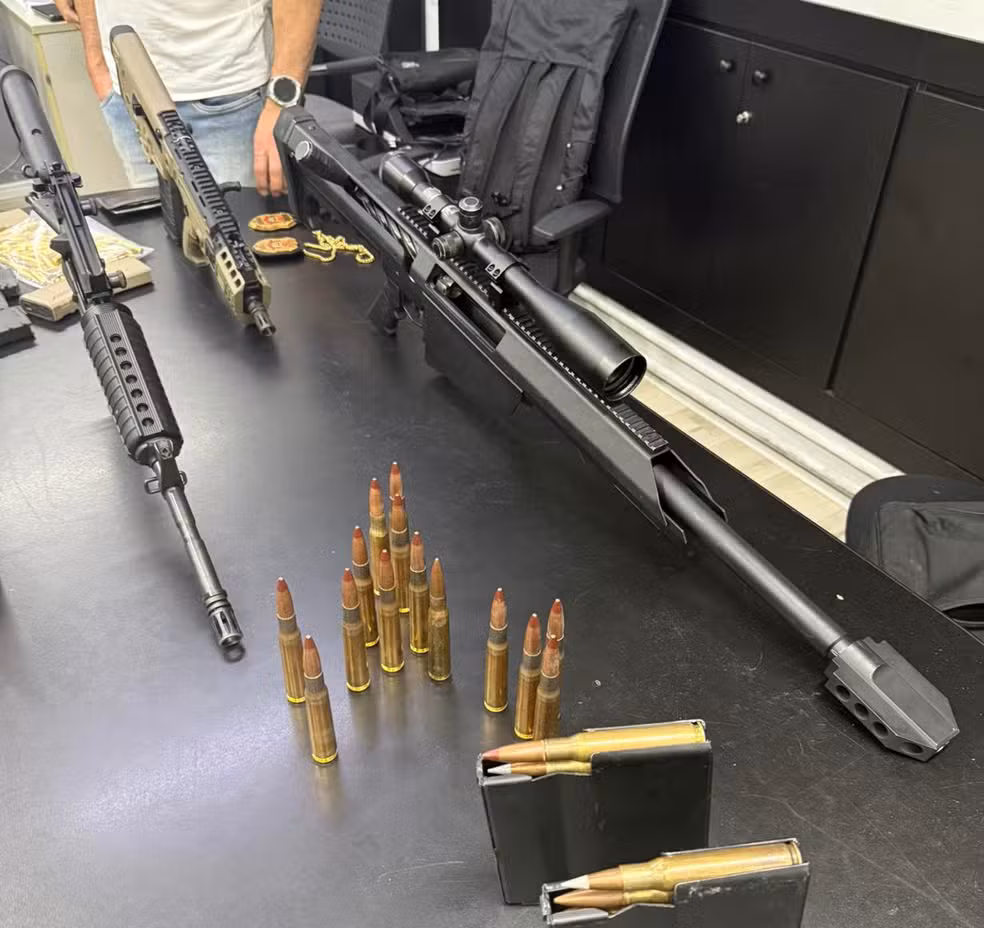 Os agentes encontraram as armas escondidas em uma cama-baú e constataram que os veículos eram roubados e tinham placas adulteradas