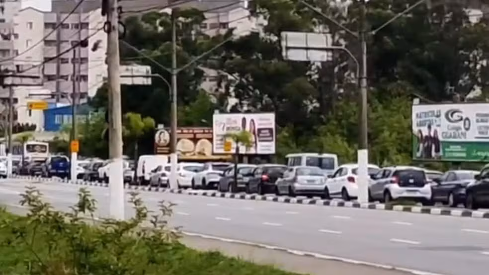 O automóvel permanece na estrada à espera de consertos