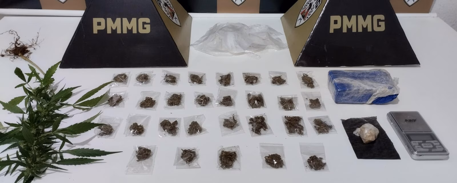 No local, os policiais interceptaram um jovem de 20 anos, identificado pelas iniciais M.B.S., suspeito de liderar a operação ilícita