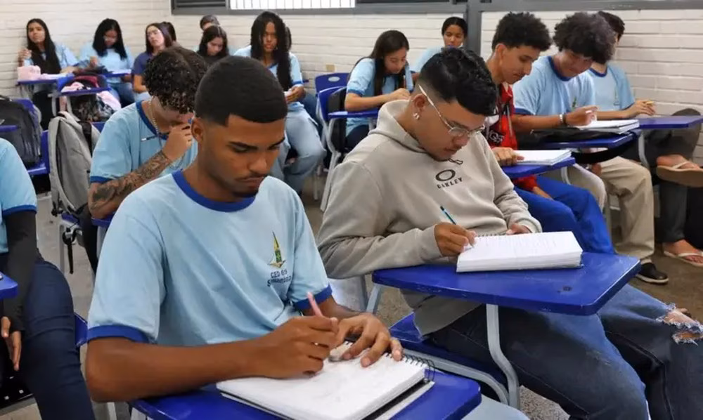 Embora tenha havido progresso, a taxa de conclusão do Ensino Médio até os 19 anos permanece em 74%. Além disso, persiste uma grande disparidade entre ricos e pobres na fase final da educação básica