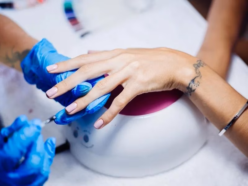 Anvisa rejeitou produtos que contêm TPO e DMPT em sua fórmula. Especialistas detalham os perigos e oferecem conselhos para aqueles que não abrem mão das unhas em gel