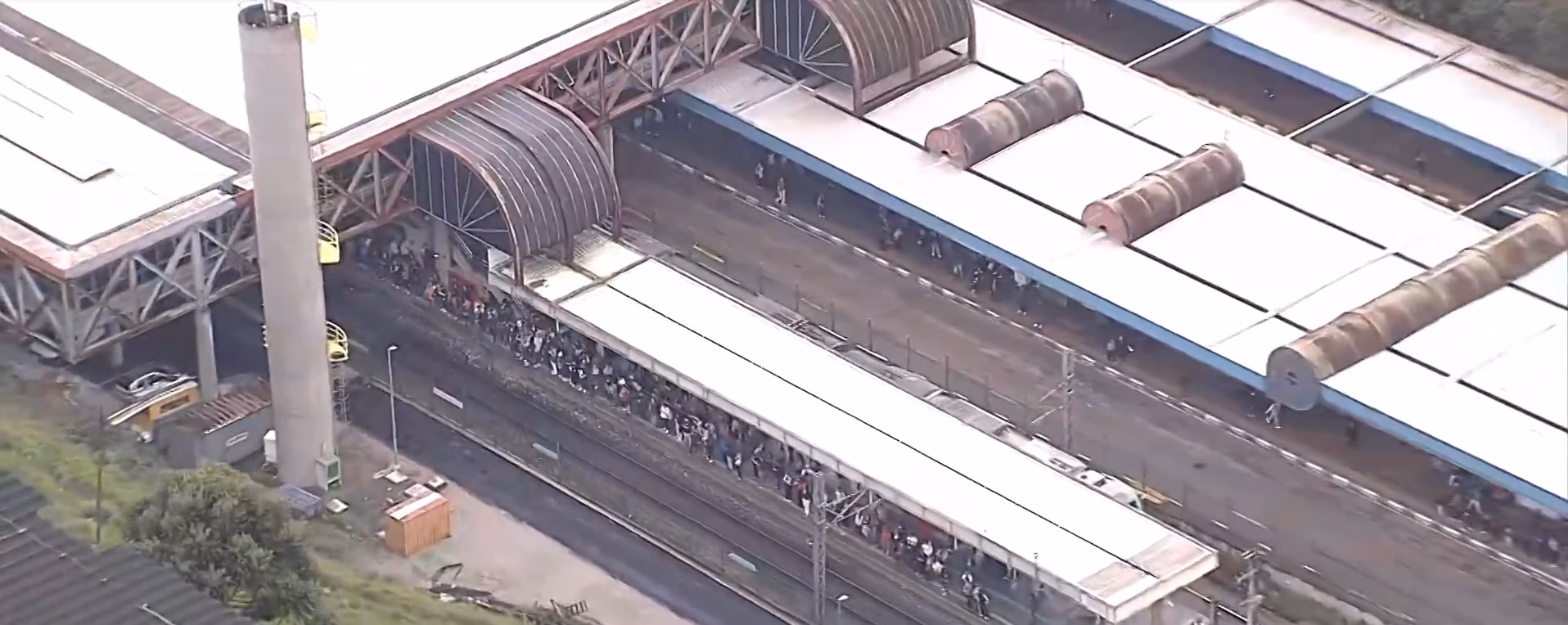 Um problema na rede elétrica dos trens gera lentidão na Linha 9-Esmeralda da Viamobilidade na manhã desta terça-feira (18), entre as estações Autódromo e Jurubatuba