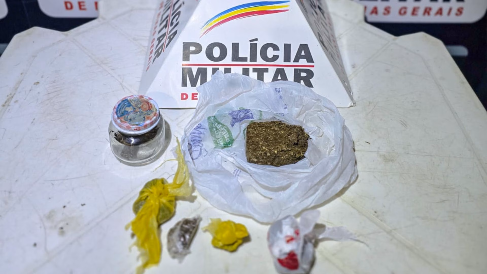 Os policiais se dirigiram ao local e abordaram dois indivíduos, ambos na faixa dos 20 anos. Com um deles, foi apreendida uma quantidade de maconha