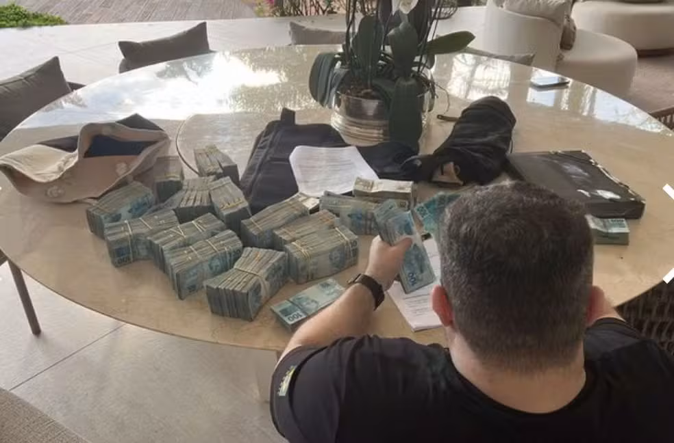 A Polícia Federal (PF) localizou R$ 1,6 milhão na residência de um dos alvos da operação realizada nesta terça-feira (18), que se concentrou na comercialização de títulos de crédito fraudulentos